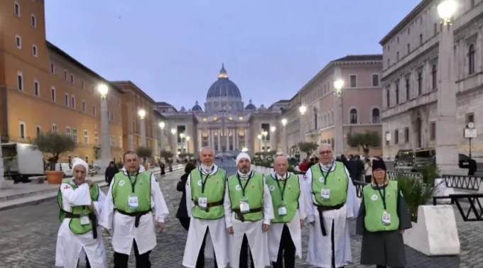 Alguns voluntários templários de todo o mundo em frente à Basílica de São Pedro ?? 