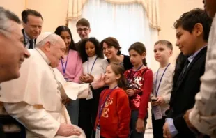 Papa Francisco cumprimenta crianças no Vaticano no último sábado (1).