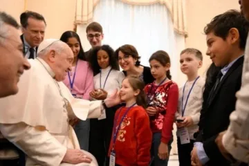 Papa Francisco cumprimenta crianças no Vaticano