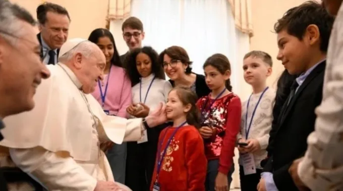 Papa Francisco cumprimenta crianças no Vaticano ?? 