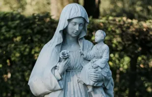 Imagem referencial de Nossa Senhora com o Menino Jesus.