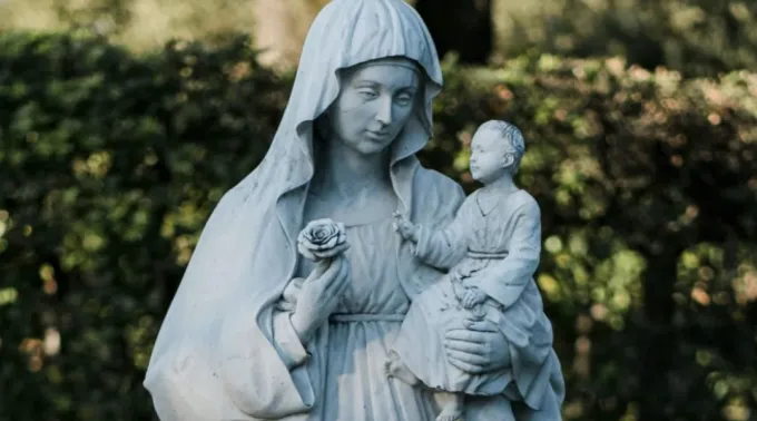 Imagem referencial de Nossa Senhora com o Menino Jesus ?? 