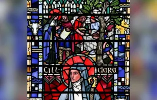 Santa Brígida de Kildare construindo a igreja do Carvalho, detalhe de vitral da igreja de Santa Etheldreda em Londres.