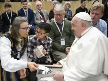 Papa Francisco ontem (3) com membros de grupo de peregrinação organizado pela Conferência Episcopal Nórdica na Aula Paulo VI, no Vaticano.