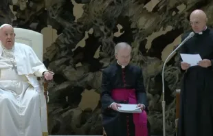Padre Pierluigi Giroli lê catequese preparada pelo papa Francisco hoje (5) na Aula Paulo VI, no Vaticano.
