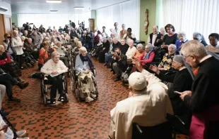 Idosos ouvindo o papa Francisco falar.