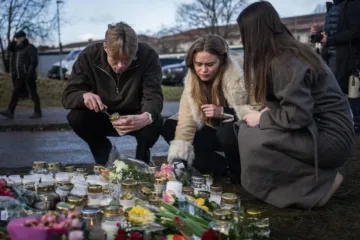 Pessoas acendem velas em vigília improvisada na Suécia