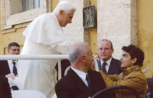 Pierangelo Capuzzimati cumprimenta papa Bento XVI no Vaticano.