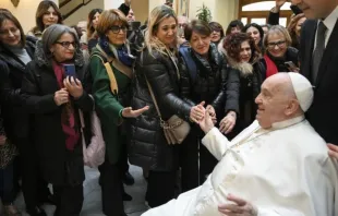 Papa Francisco cumprimenta ontem (6) membros da Ordem Interprovincial da Profissão de Obstetrícia de Catanzaro, Itália, na Casa Santa Marta, sua residência no Vaticano. | Crédito: Vatican Media