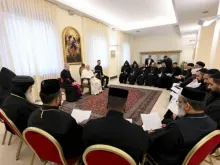 Papa Francisco em audiência privada ontem (6) com padres e monges ortodoxos orientais na Casa Santa Marta, no Vaticano.