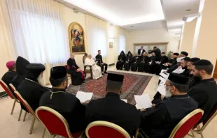 Papa Francisco em audiência privada ontem (6) com padres e monges ortodoxos orientais na Casa Santa Marta, no Vaticano.