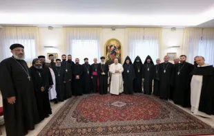 Papa Francisco com padres e monges ortodoxos orientais ontem (6) na Casa Santa Marta, no Vaticano.