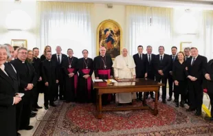Papa Francisco e membros do comitê executivo do II Congresso Internacional de Fraternidades e Piedade Popular,  na Casa Santa Marta, no Vaticano, no último sábado (8).