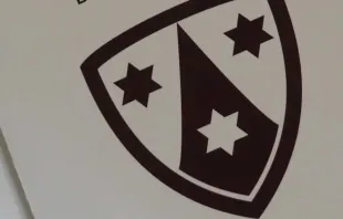 Folheto com o emblema da Ordem dos Carmelitas Descalços. |