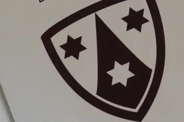 Folheto com o emblema da Ordem dos Carmelitas Descalços