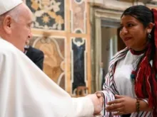 Papa Francisco cumprimenta participantes em encontro sobre “O conhecimiento dos povos indígenas e as ciências".