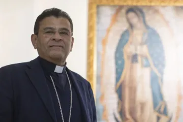 Dom Rolando Álvarez e imagem de Nossa Senhora de Guadalupe em Roma