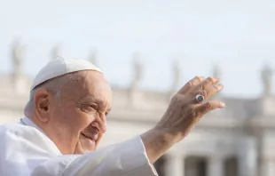 Papa Francisco cumprimenta fiéis na Praça de São Pedro, no Vaticano, em 13 de setembro de 2023.