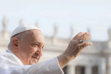 Papa Francisco cumprimenta fiéis na Praça de São Pedro