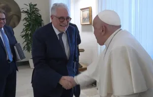 Papa Francisco cumprimenta reitor da Grande Mesquita de Paris ontem (10) no Vaticano.