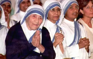 Madre Teresa sorri em missa na igreja católica do Sagrado Coração em Atlanta, EUA, em 12 de junho de 1996.