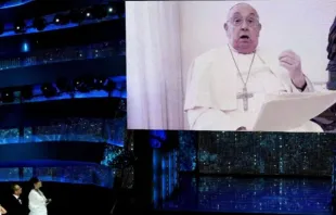 Papa Francisco faz aparição surpresa na televisão italiana com mensagem de vídeo.
