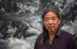 O artista Yan Pei-Ming em seu estúdio em Paris em 2016.