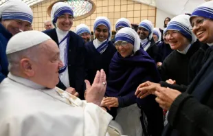 Missionárias da Caridade se encontram com o papa Francisco ontem (12) no Vaticano.