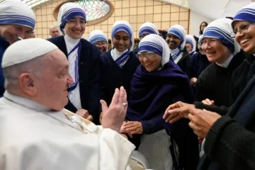 Missionárias da Caridade se encontram com o papa Francisco no Vaticano