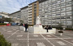 Estátua de são João Paulo II no Hospital Gemelli, em Roma, tem velas acesas pela saúde do papa Francisco.