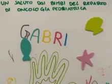 Crianças com câncer no Hospital Gemelli, em Roma, enviam desenhos ao papa Francisco.