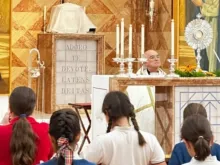 Alunos do Colégio Adharaz-Altasierra adoram o Santíssimo Sacramento em Sevilha, Espanha.