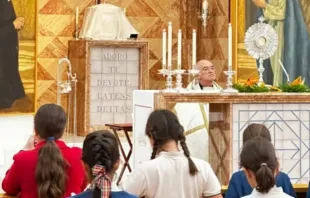 Alunos do Colégio Adharaz-Altasierra adoram o Santíssimo Sacramento em Sevilha, Espanha.