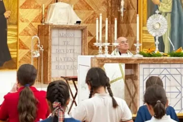 Alunos do Colégio Adharaz-Altasierra adoram o Santíssimo Sacramento em Sevilha