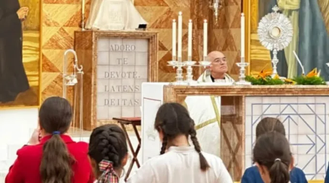 Alunos do Colégio Adharaz-Altasierra adoram o Santíssimo Sacramento em Sevilha ?? 