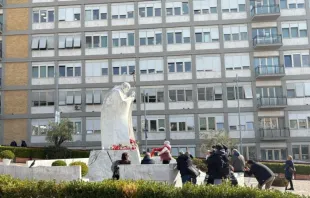 Fachada do Hospital Gemelli, em Roma, onde o Papa Francisco está internado com pneumonia.