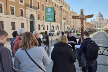 Marcin Bogacki reza antes de atravessar a porta santa da basílica de São Pedro