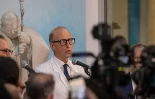 Sergio Alfieri em entrevista coletiva no Hospital Policlínico Agostino Gemelli, em Roma.