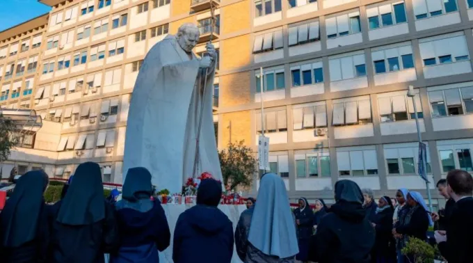 Dezenas de católicos rezam o rosário em frente ao hospital Gemelli pela saúde do papa Francisco ?? 