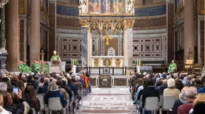 Cardeal Baldassare Reina celebra missa pelo papa Francisco na basílica de São João de Latrão ?? 
