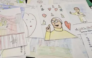 Cartões de melhoras de crianças em idade escolar para o papa Francisco são vistos ontem (23) no Vaticano.