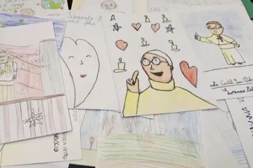 Cartões de melhoras de crianças em idade escolar para o papa Francisco são vistos no Vaticano