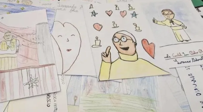 Cartões de melhoras de crianças em idade escolar para o papa Francisco são vistos no Vaticano ?? 
