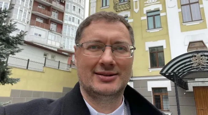 Dom Visvaldas Kulbokas em frente à  nunciatura em Kiev ?? 