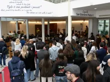 Fiéis rezam pelo papa Francisco na capela São João Paulo II do Hospital Gemelli, em Roma.