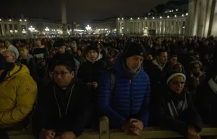 Centenas de fiéis rezam o terço pela saúde e recuperação do papa Francisco ontem (24) na Praça de São Pedro, no Vaticano.