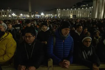Centenas de fiéis rezam o terço pela saúde e recuperação do papa Francisco na Praça de São Pedro