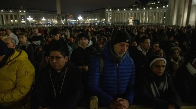Centenas de fiéis rezam o terço pela saúde e recuperação do papa Francisco na Praça de São Pedro ?? 