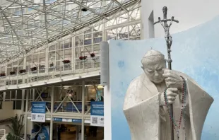 Imagem do papa são João Paulo II no Hospital Gemelli, em Roma, onde o papa Francisco está internado.