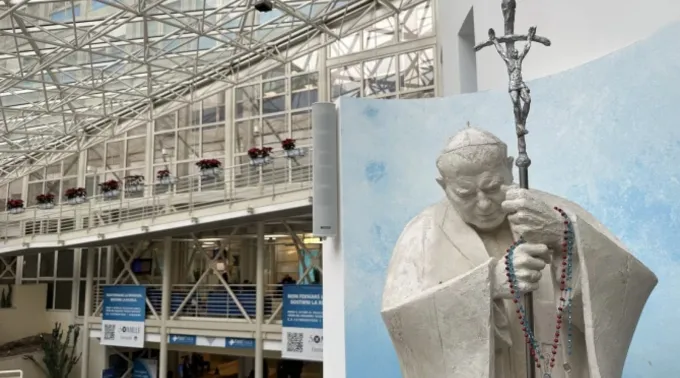 Imagem do papa são João Paulo II no Hospital Gemelli ?? 